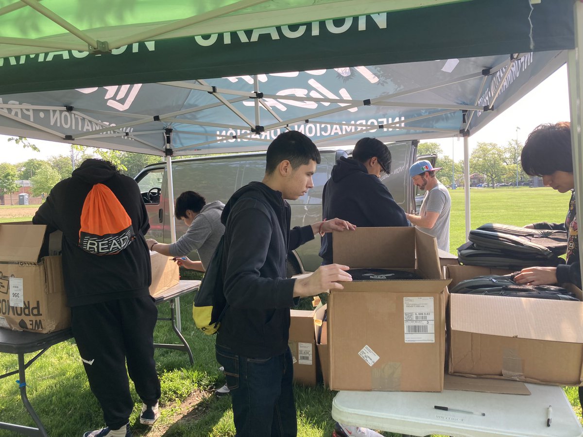 WHS_NHC's tweet photo. We had a great time helping set up for a baseball tournament in Little Village. All of the proceeds went to help the Venezuelan immigrants. Afterwards we shopped, ate, went to the National Museum of National Art and got to see a ton of murals! Love these kids! @BulldogLife_WHS https://t.co/r7mlJM9goG