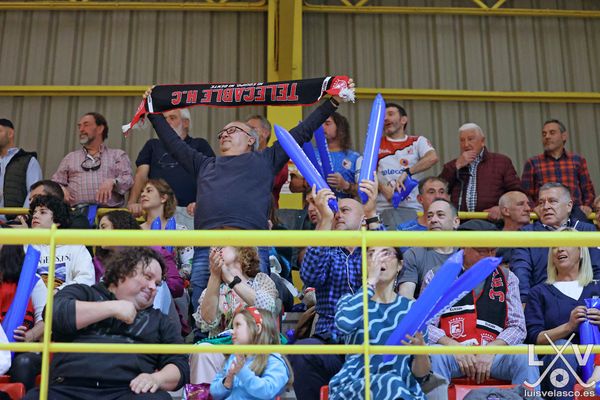 👏 Hoy los más importantes habéis sido vosotros, AFICIÓN.

Sin vuestro apoyo, cánticos y empuje no se hubiese logrado la remontada 👏 

Mata Jove se queda pequeño para una afición GIGANTE ⚫🔴⚪

#MiEquipoMiGente
#OKLigaF