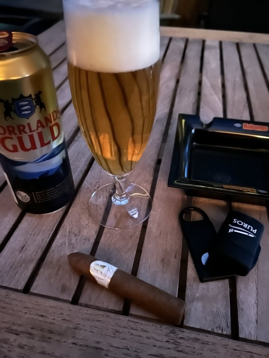 First one of the season. This time a Davidoff Winston Churchill Belicoso, straying away from my cubans. Skål