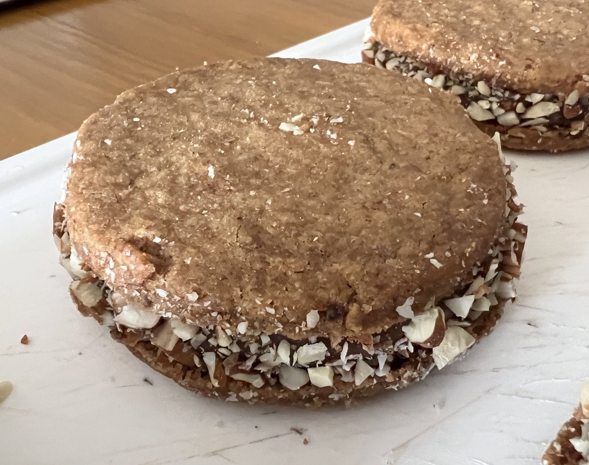 MonePasteleria's tweet photo. Alfajor de almendras 🟤✨ https://t.co/lGL34wrUCy