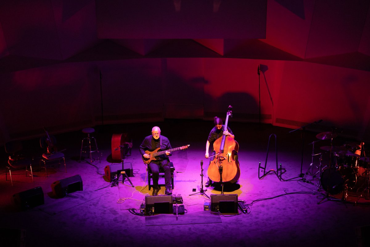Auditoriotfe's tweet photo. 🎼La 15ª edición de #NUMAcircuit trajo al #AuditoriodeTenerife el concierto de Bára Gísladóttir (contrabajo) y Skúli Sverrisson (bajo eléctrico), en el que el público experimentó cómo ambos artistas son capaces de fusionar con maestría sonidos drásticamente diferentes. https://t.co/mrf2mkbFxd