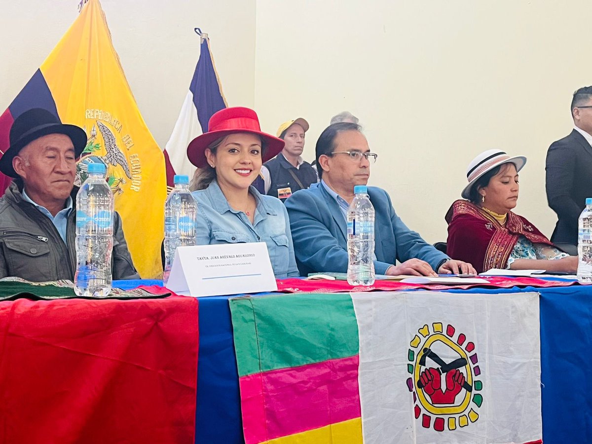 VerdezotoJoha's tweet image. Junto a la COORDINACIÓN DE ORGANIZACIONES INDIGENAS Y CAMPESINAS DE BOLIVAR COSCIPB-FENOCIN y representantes de Pichincha, Cotopaxi, Tungurahua, en la entrega del bastón sagrado espiritual como Consejera Nacional del @CpccsEc, mi compromiso son ustedes 🇪🇨