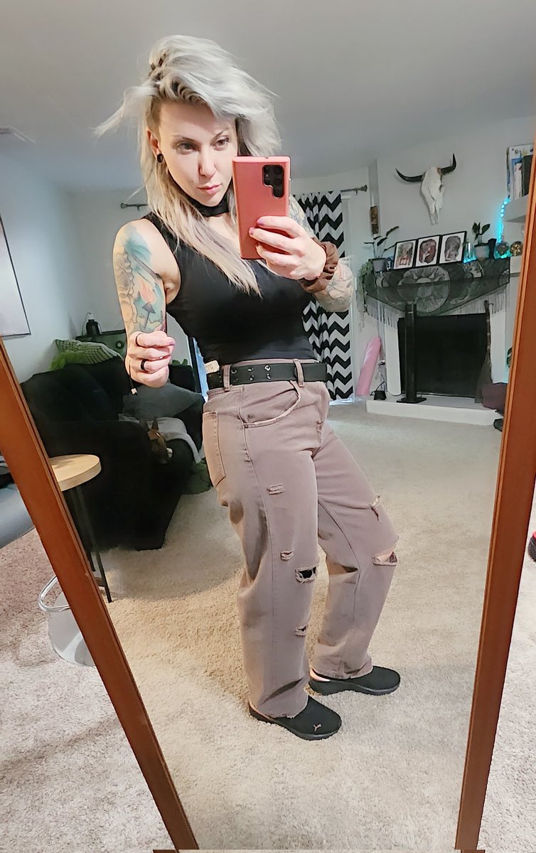 I can't tell if I love these pants or hate them 😅 

Trying to support the movement of bringing back wide legged jeans like I wore in the 2000's but these were the only pair I tried on that at least covered my ankles 🫠

#tallgirlproblems