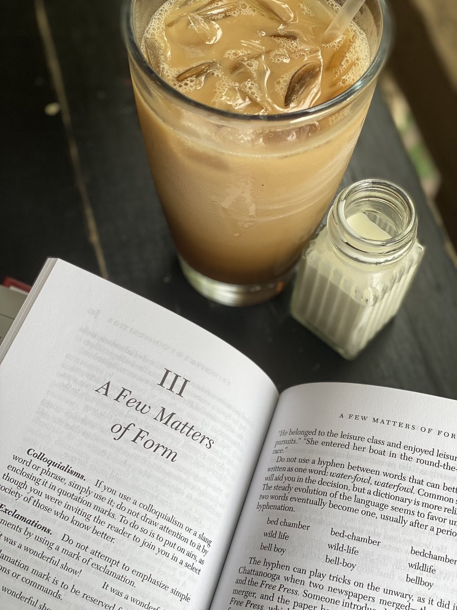 pearlnwordsmith's tweet image. Name a better way to start the weekend than brunch with a book? We’ll wait … ☺️ #theelementsofstyle #strunkandwhite #copywritingbooks #copywriting #pearlandwordsmith