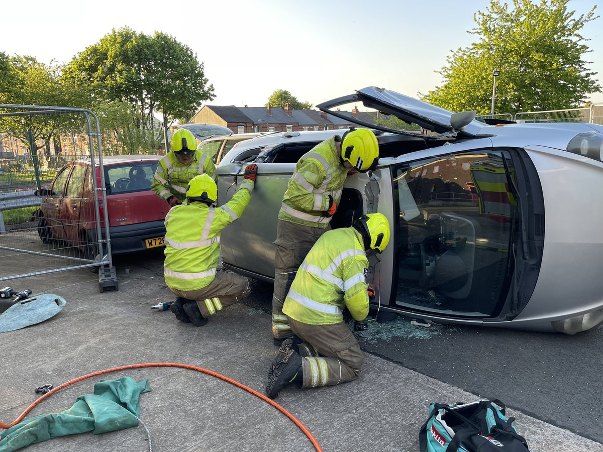 WMFSWestBrom's tweet image. White watch tonight and this week have been doing training on road traffic colision with vehicles on their side, knots and lines for our trainee firefighter Southall and breathing apparatus tactical ventilation assessment for two of the team. #busyweek