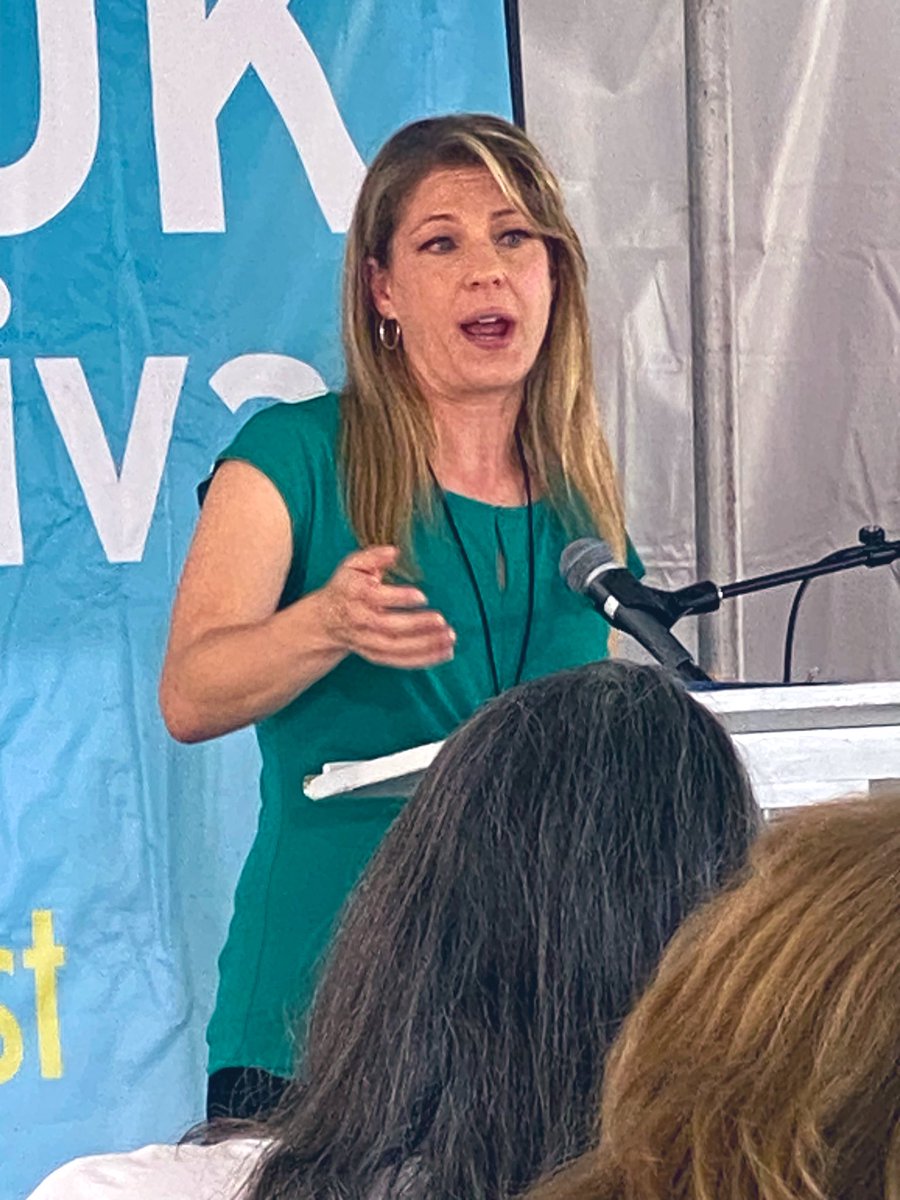 martyhoran144's tweet photo. “A game changer for teachers is having a supportive administration, from the top down!” #TheTeachers: A year inside America’s most vulnerable, important profession. #AlexandraRobbins @GburgBookFest @GburgMD @AlexndraRobbins https://t.co/rfzkxOavxQ