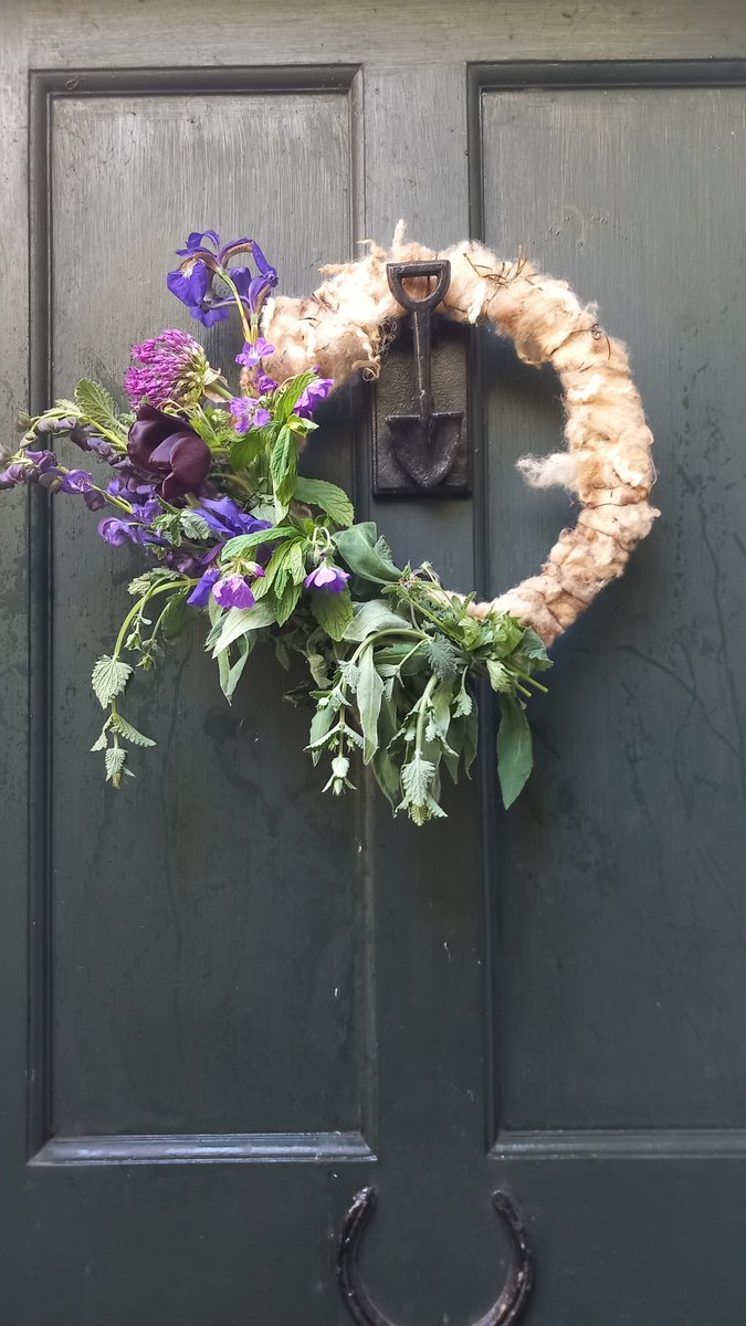 Dollich92's tweet photo. @nationaltrust Yes and have used one in a spring wreath for the front door ❤️ https://t.co/eDT5e9stpa