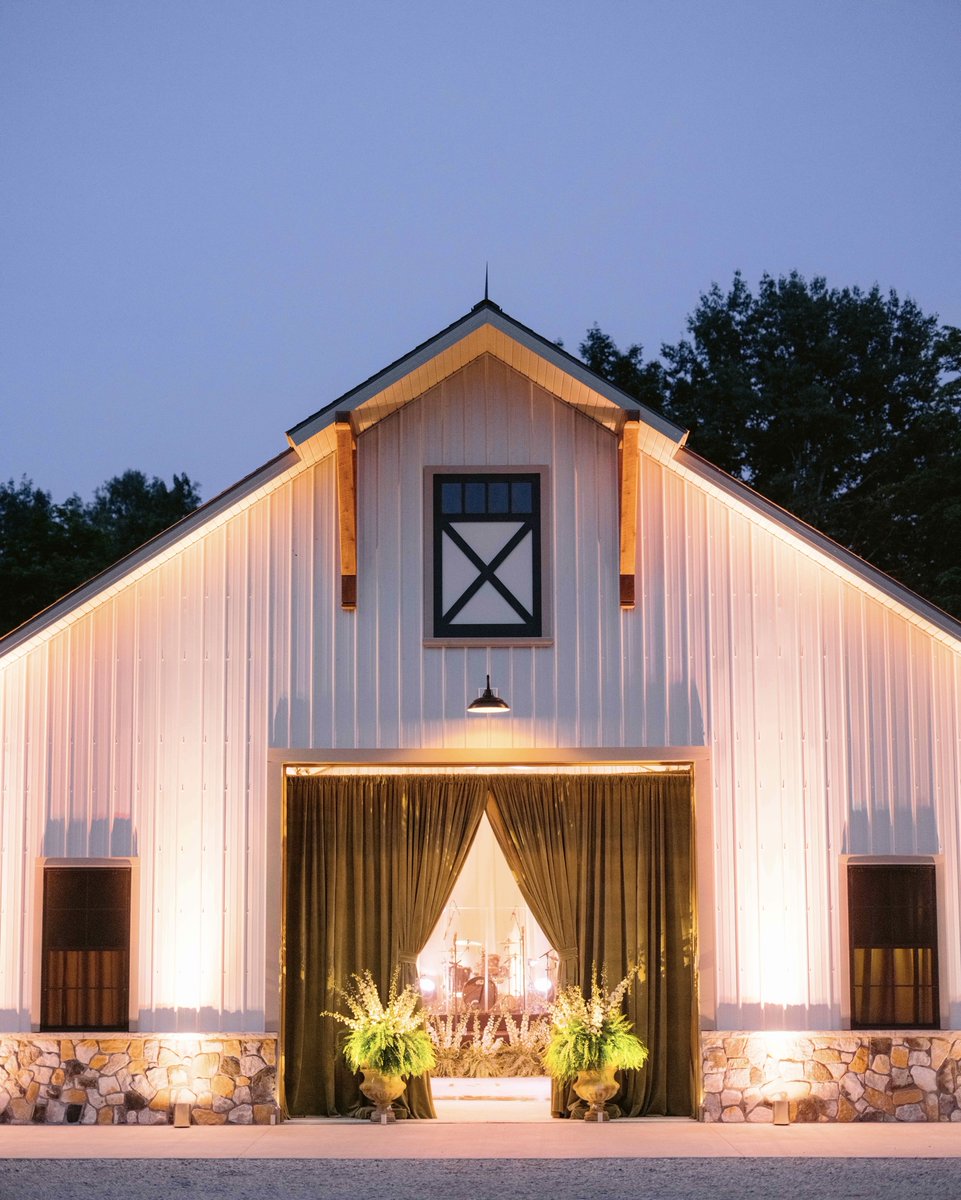 ADayInMayEvents's tweet image. Big reveals are always a BIG hit and nothing is more fun than surprising your guests- especially if it’s a performance by @westcoastmusicbevhills! Here’s a little peek at taking our clients not-so-ordinary garage and transforming it to an epic dance party with a little help from