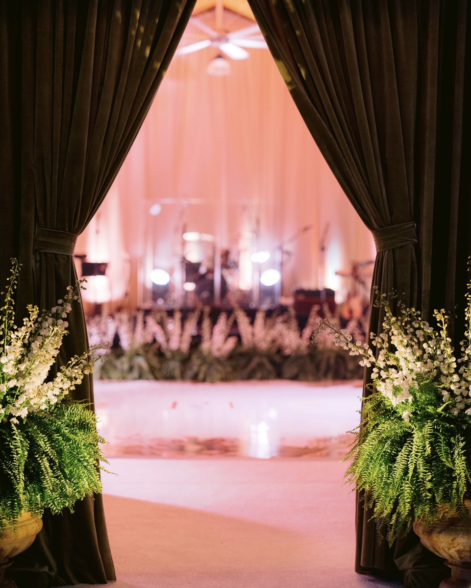 ADayInMayEvents's tweet image. Big reveals are always a BIG hit and nothing is more fun than surprising your guests- especially if it’s a performance by @westcoastmusicbevhills! Here’s a little peek at taking our clients not-so-ordinary garage and transforming it to an epic dance party with a little help from