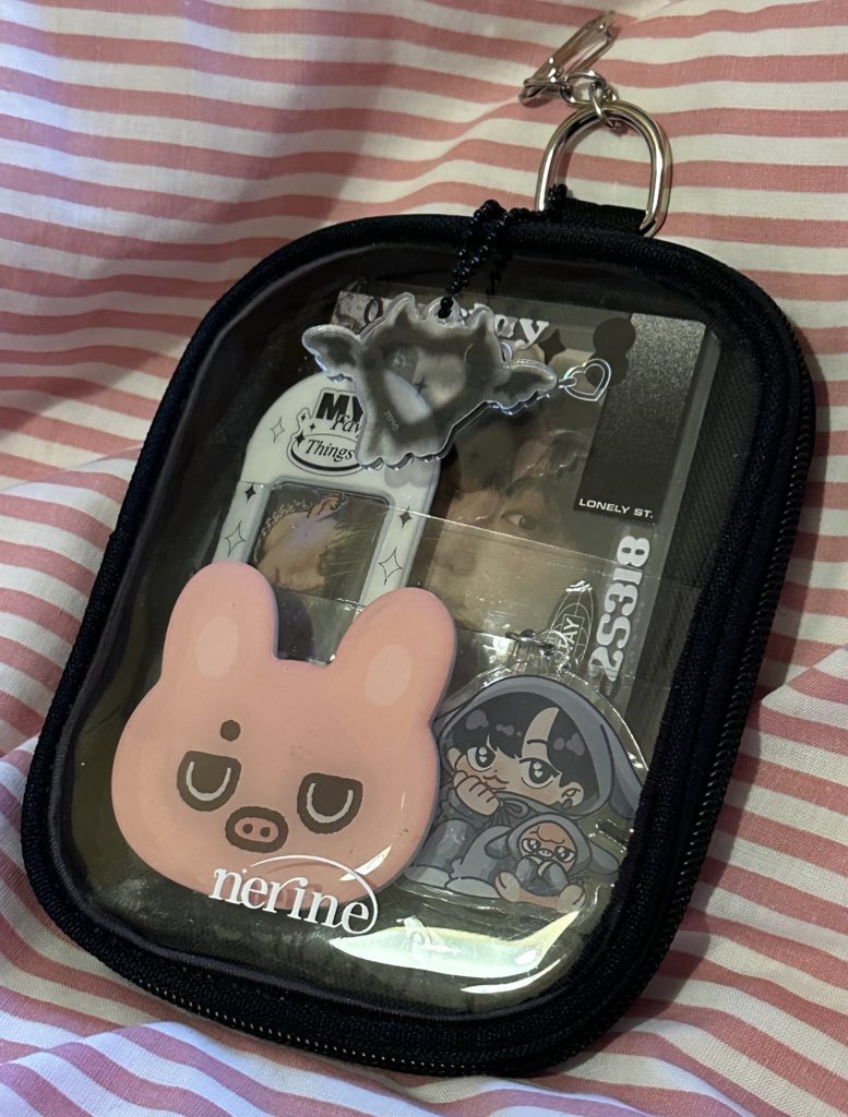 OhCaroool_'s tweet photo. 🖤🖤🖤 #アクスタケース
Keychain by @nnm_mnn777 
Phone grip by @ttbb4ng 
ID case by @DUCKYWORLD_KR https://t.co/xfOnpArLrD