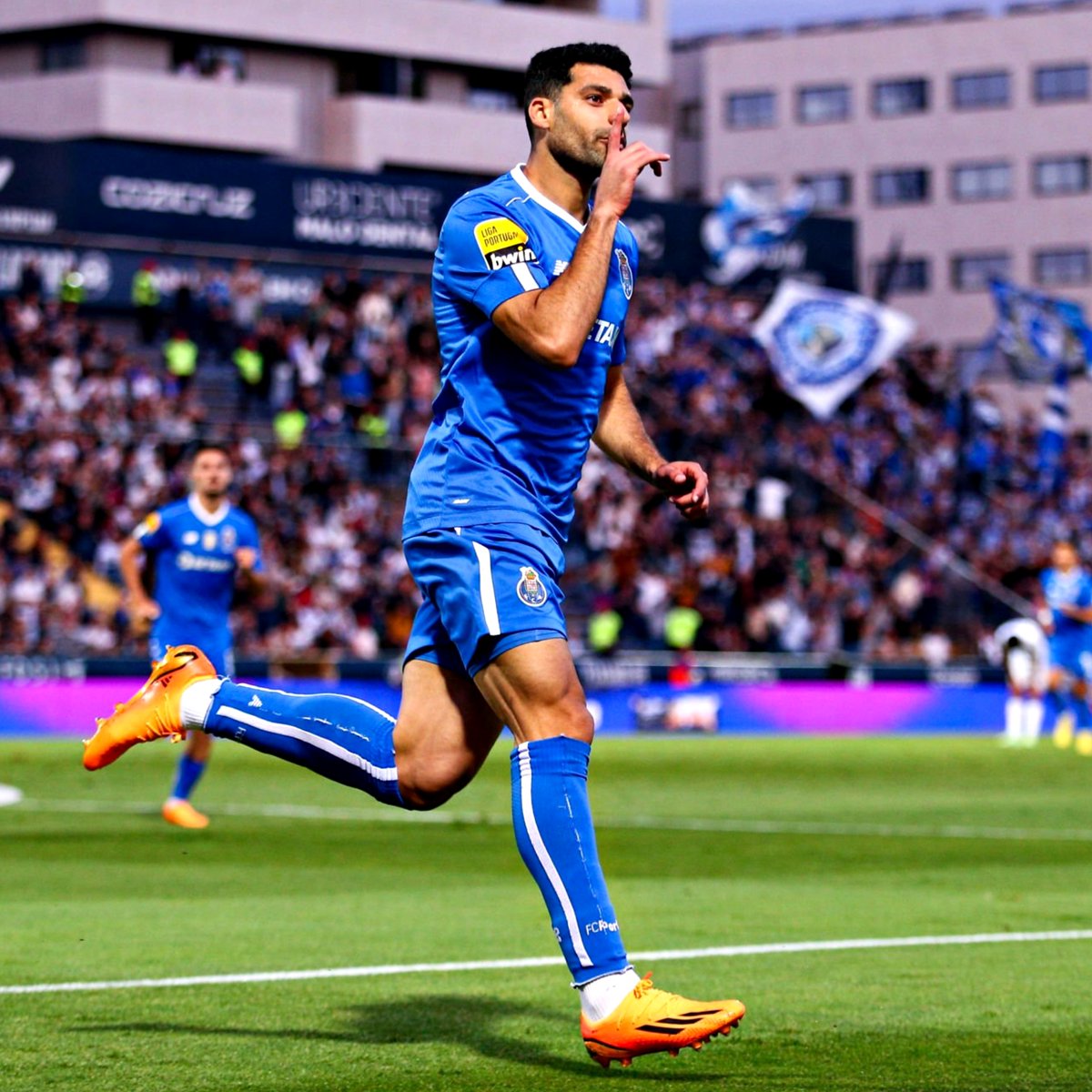 Taremi faz hat-trick contra o Famalicão e chega aos 20 golos no campeonato 🎩