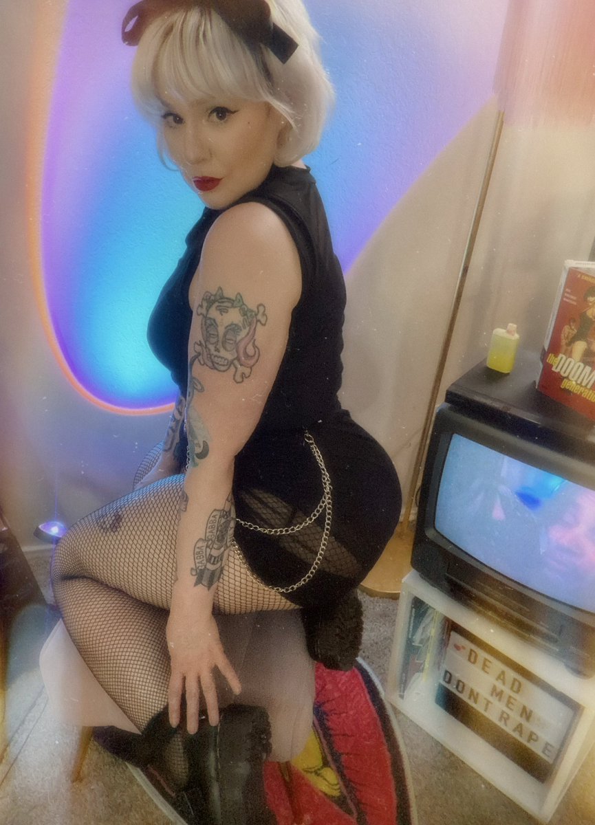 MistressHabibi's tweet photo. Putting out the Araki vibes until the universe gives Me a copy of Totally F***ed Up https://t.co/84Uvf2ePhf
