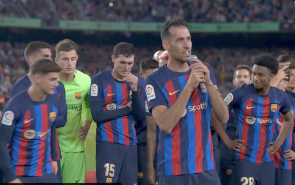 🎙️| Busquets: “I want to thank Hector, Auba, Memphis and Pique. They helped us win this title too.” #fcblive