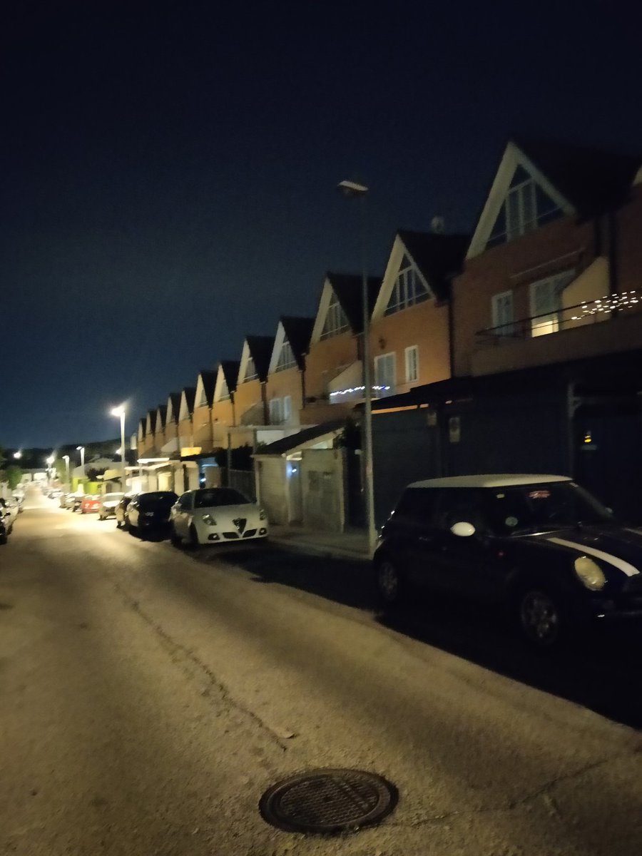 Hola <a href="/Ayto_Valdemoro/">Ayto de Valdemoro</a> , llevamos al menos 1 mes con la farola fundida en la calle Panamá a la altura del número 14.¿ Podrían solucionarlo? Gracias