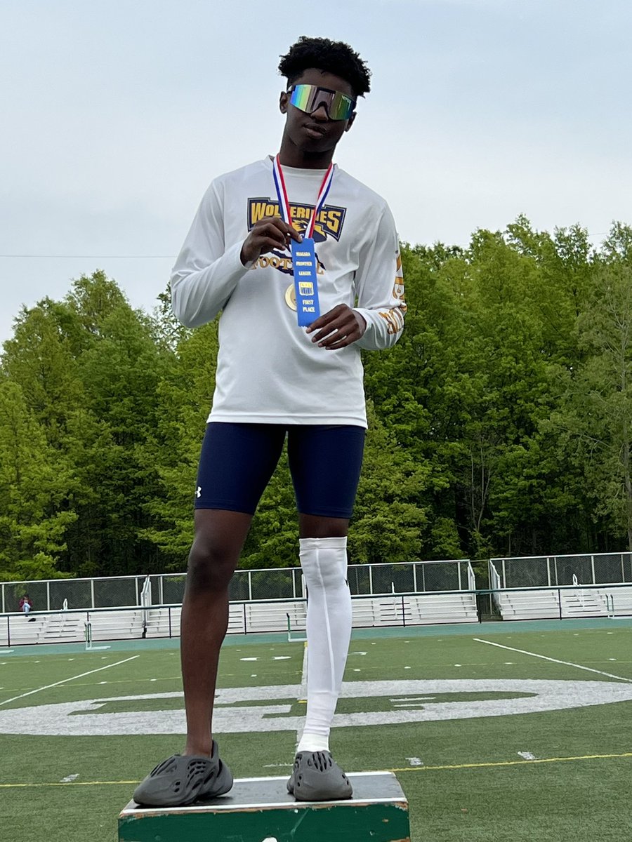 TrackNFHS's tweet image. Senior Captain Tyris Parmer is the league CHAMPION in both the 100 AND 200 meter dashes!!! Fastest kid in the NFL!!! @NiagFallsCSD @NFLSAAC
