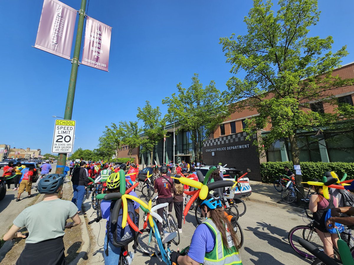 Stopping to welcome our new Venezuelan neighbors staying at the Distric 10 station. #bikechi #BikeOutNegativity2023