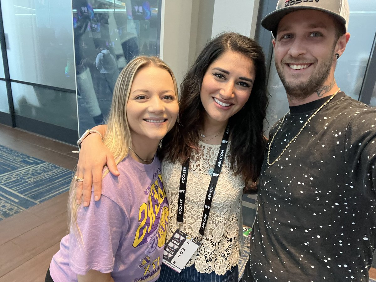 MetalHippie501's tweet photo. always great to see the beautiful @NFTSaraBaumann ! love the wholesomeness at @veecon 2023 @Jamie_Lanae https://t.co/IEWfo3emY0