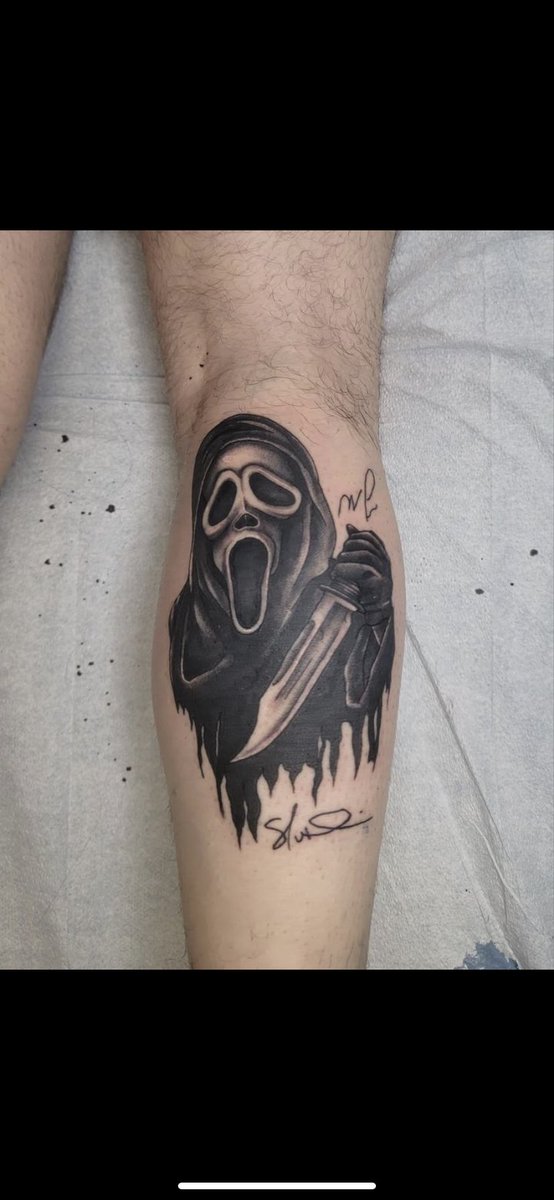 Tommy_Lowth's tweet photo. Done by the best tattoo artist there is @sableyesam it’s perfect 🖤🔪 with signatures I have from @MatthewLillard and @RealSkeetUlrich @GhostfaceTalks_  #scream #Ghostface #tattoo https://t.co/CcXSaZRP2f