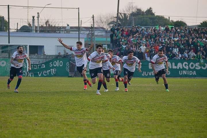 QUIEN TE VA A COMENTAR ALGO DESPUÉS DE ESA FOTO ?

SEA EL RESULTADO QUE SEA.. ESO ES LA REALIDAD DE EL FÚTBOL DE LIBERTAD, SON HIJOS NUESTROS..

Y SIEMPRE EN TU CANCHA 🤫😂😉