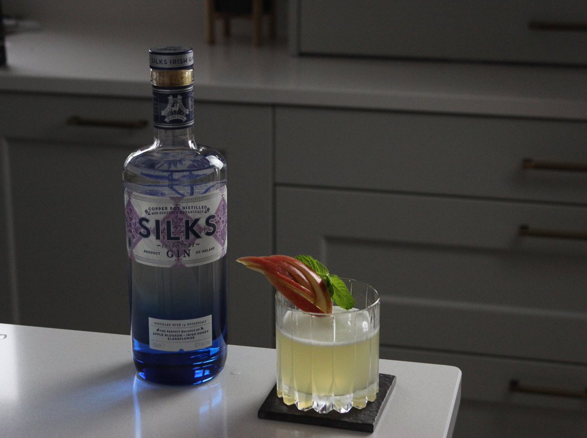 Happy #WorldBeeDay ! To celebrate here's <a href="/Silksgin/">Silks Gin</a> signature honey themed cocktail, the Silks Apple Bee!

#gin #gincocktail #silksgin