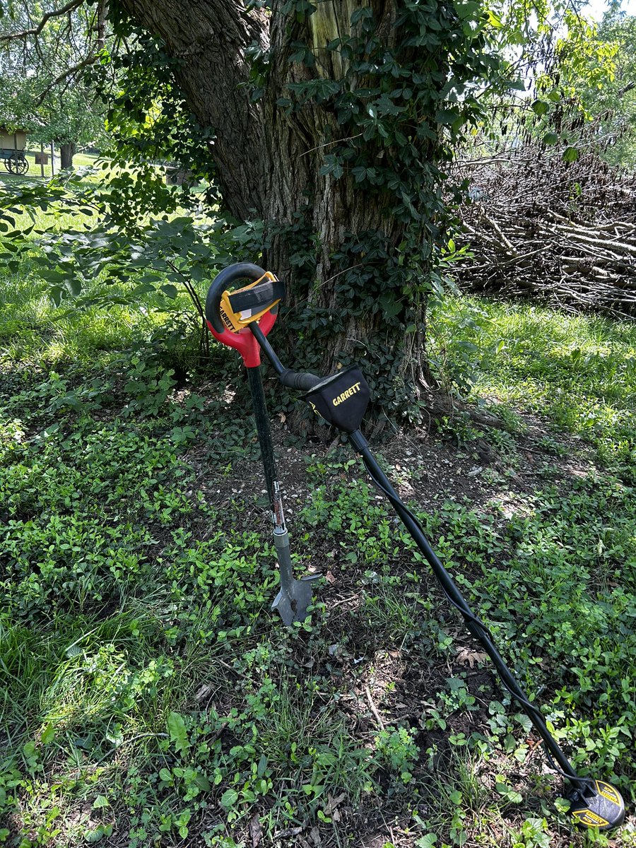 Went on a road trip to a park and found a well used tree with a lot of clad, part of a harmonica reed and a ring. #metaldetecting #GarrettAce400 #SuperSniperCoil