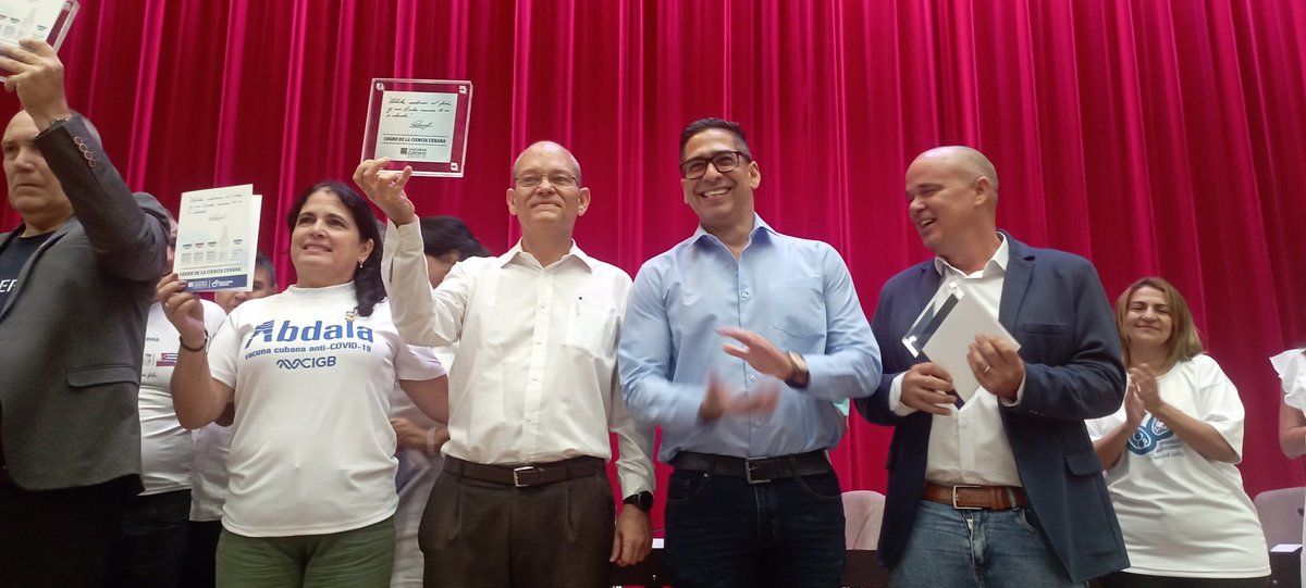 La máxima Dirección de nuestro país 🇨🇺 reconoció a las empresas de <a href="/BioCubaFarma/">BioCubaFarma</a> y del <a href="/MINSAPCuba/">Ministerio de Salud Pública de Cuba</a> que, de una forma u otra, participaron en la estrategia de desarrollo y producción de las #vacunas cubanas contra la #COVID19 hace tres años. 
#CubaEsCiencia #CubaEsSalud