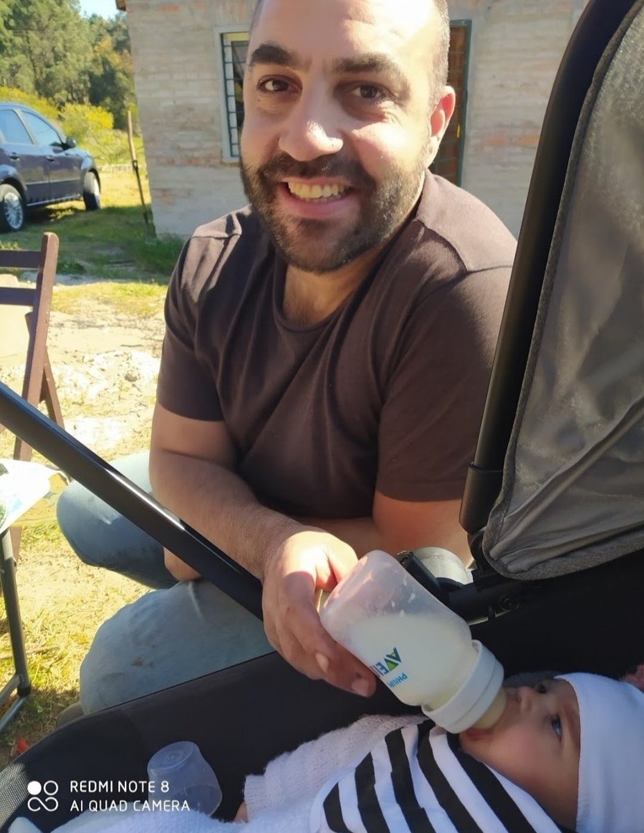 Les presento a mi hijo LUCA VENTRE y la niña de meses su hija CLARA.
Orgulloso de su primera paternidad,a los 35 años, nadie podría haber pronosticado,su muerte a los pocos meses : el 01-01-2021.
Fue torturado y estrangulado con una llave al cuello por 20 minutos.
Sgue