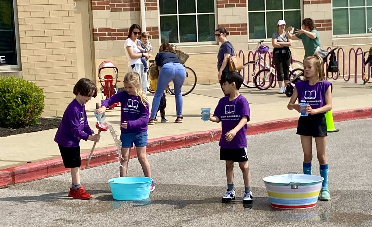 lkwPE's tweet photo. Amazing  Day of collaboration, movement &amp; fun @LkwdLincoln 
Shout out to former Lincoln students from Harding MS for leading some of the Field Day stations. Thank you students, teachers &amp; parents for helping make the day a success! @LkwdHarding @LKWDBudzar @LkwdSupt https://t.co/HowTxsXyw7