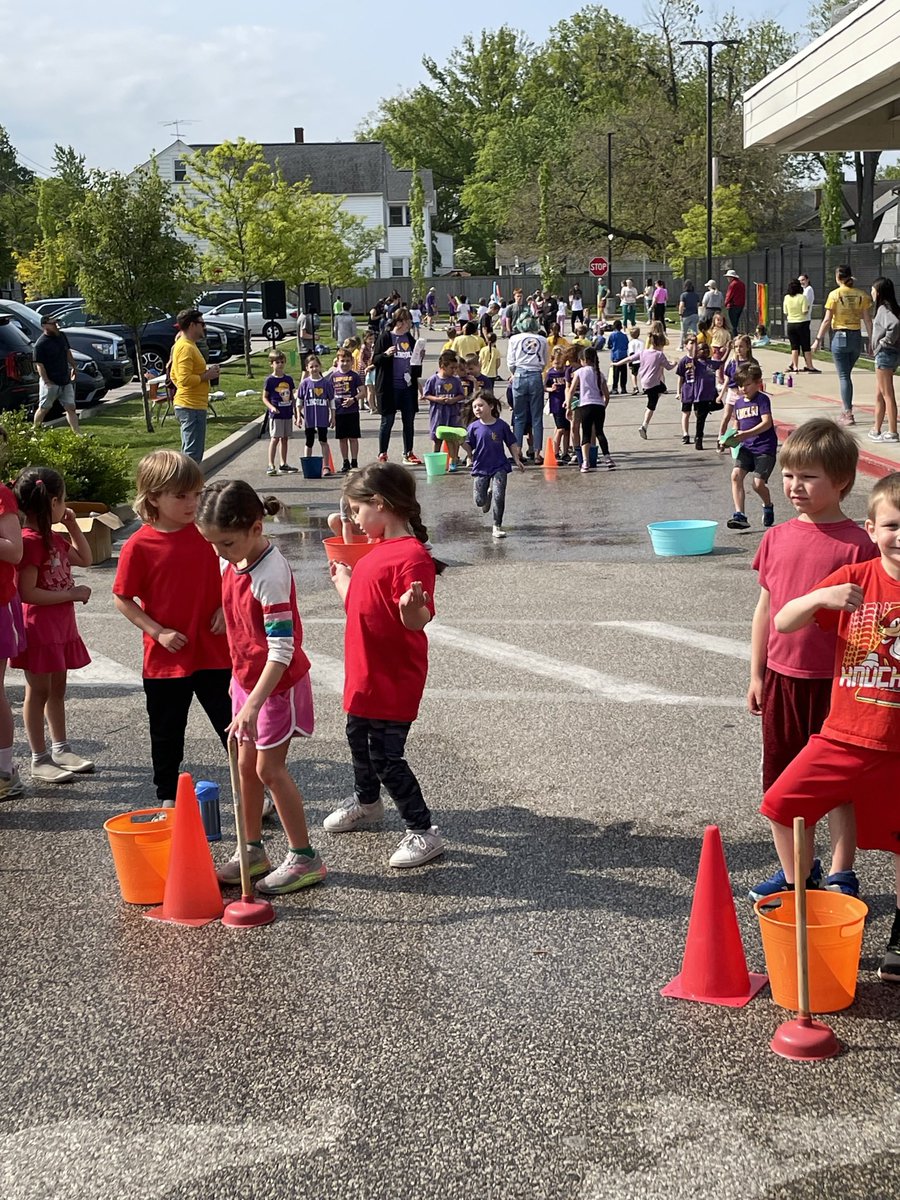 lkwPE's tweet photo. Amazing  Day of collaboration, movement &amp; fun @LkwdLincoln 
Shout out to former Lincoln students from Harding MS for leading some of the Field Day stations. Thank you students, teachers &amp; parents for helping make the day a success! @LkwdHarding @LKWDBudzar @LkwdSupt https://t.co/HowTxsXyw7