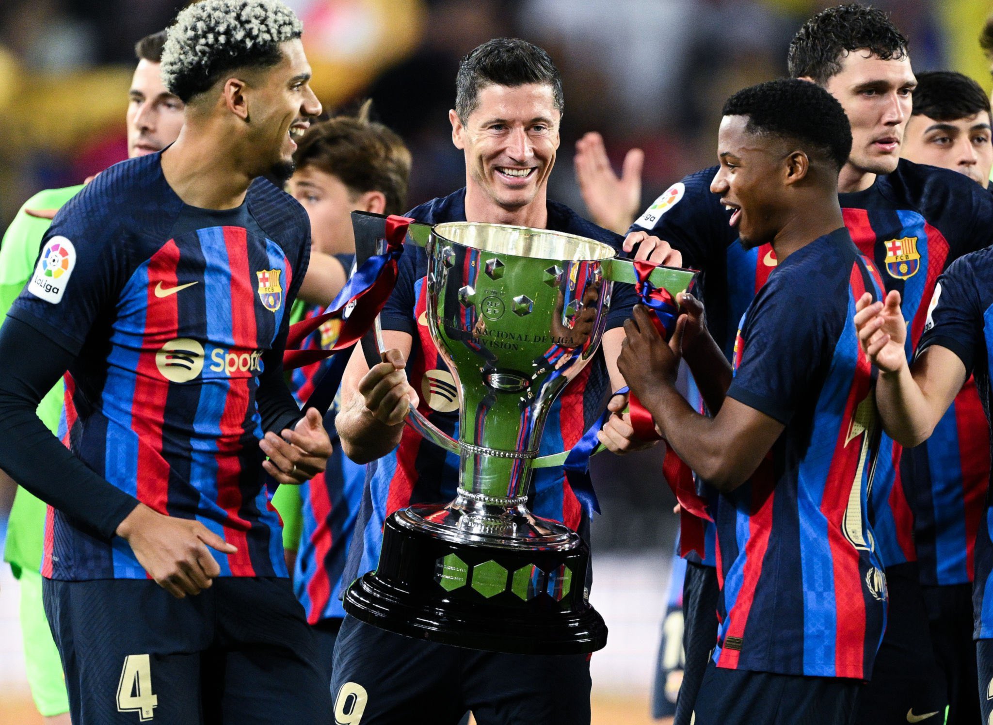 Barça Universal on Twitter: "Image: Araujo, Lewandowski and Ansu Fati with  the La Liga trophy. https://t.co/Q0NtLdglle" / Twitter