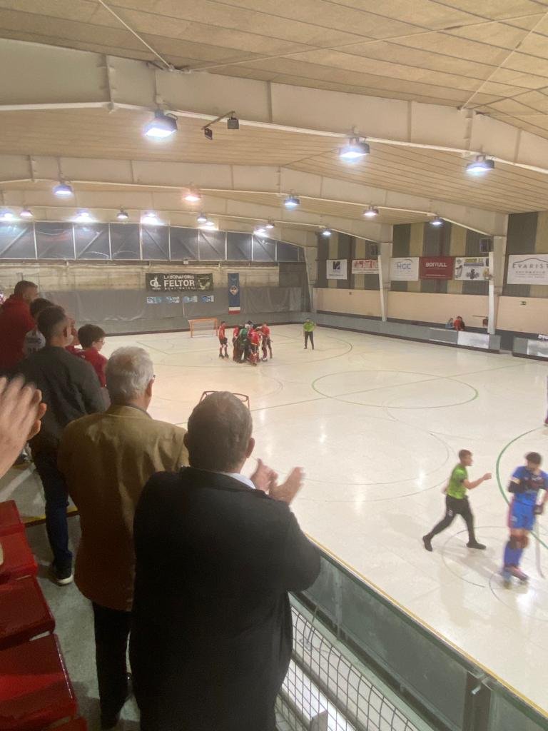 HOQUEI PATINS-El <a href="/geieg1919/">GEiEG</a> pren avantatge en les semifinals del play-off d'ascens a l'OK Plata.
Els de Cristino han superat el <a href="/club_pati/">Club Patí Sant Celoni</a> (0-1) amb gol de <a href="/dickin_pau/">Pau Dickin</a>
Els grupistes tenen dues oportunitats per ser a la final: la primera dissabte al Bachs.
📸 <a href="/xocdestics/">xoc d'estics</a>
#OKNCATM