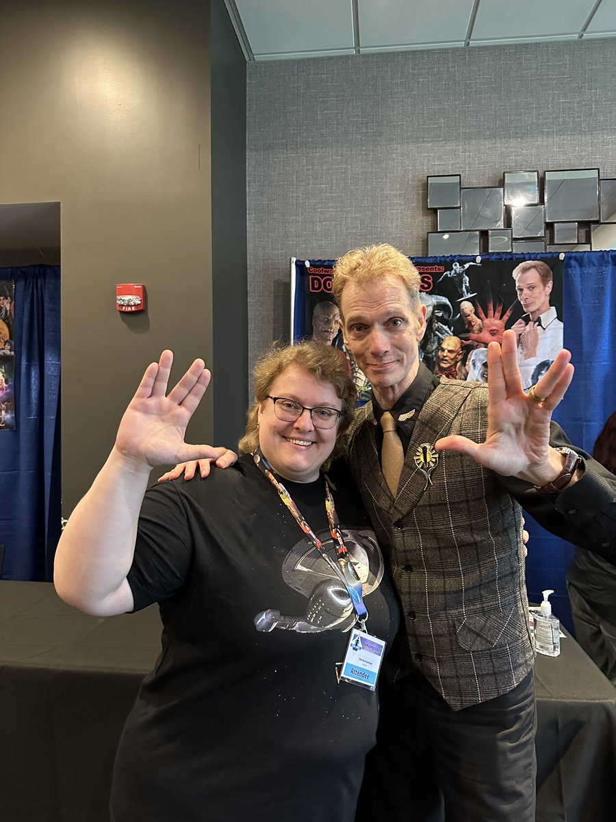 A convention cannot be complete without a huggle! Doug Jones is an absolute sweetheart and kindness personified! @treklongisland #StarTrek #StarTrekDiscovery #DougHug #DougJones