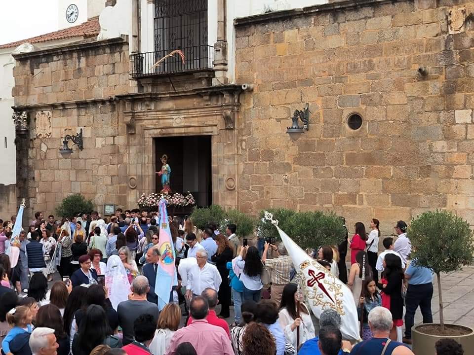 "Rendidos a tus plantas Reina y Señora" Nuestra Cofradía acompaña, en la jornada de hoy al Colegio Salesiano "María Auxiliadora" en la procesión de María Auxiliadora.