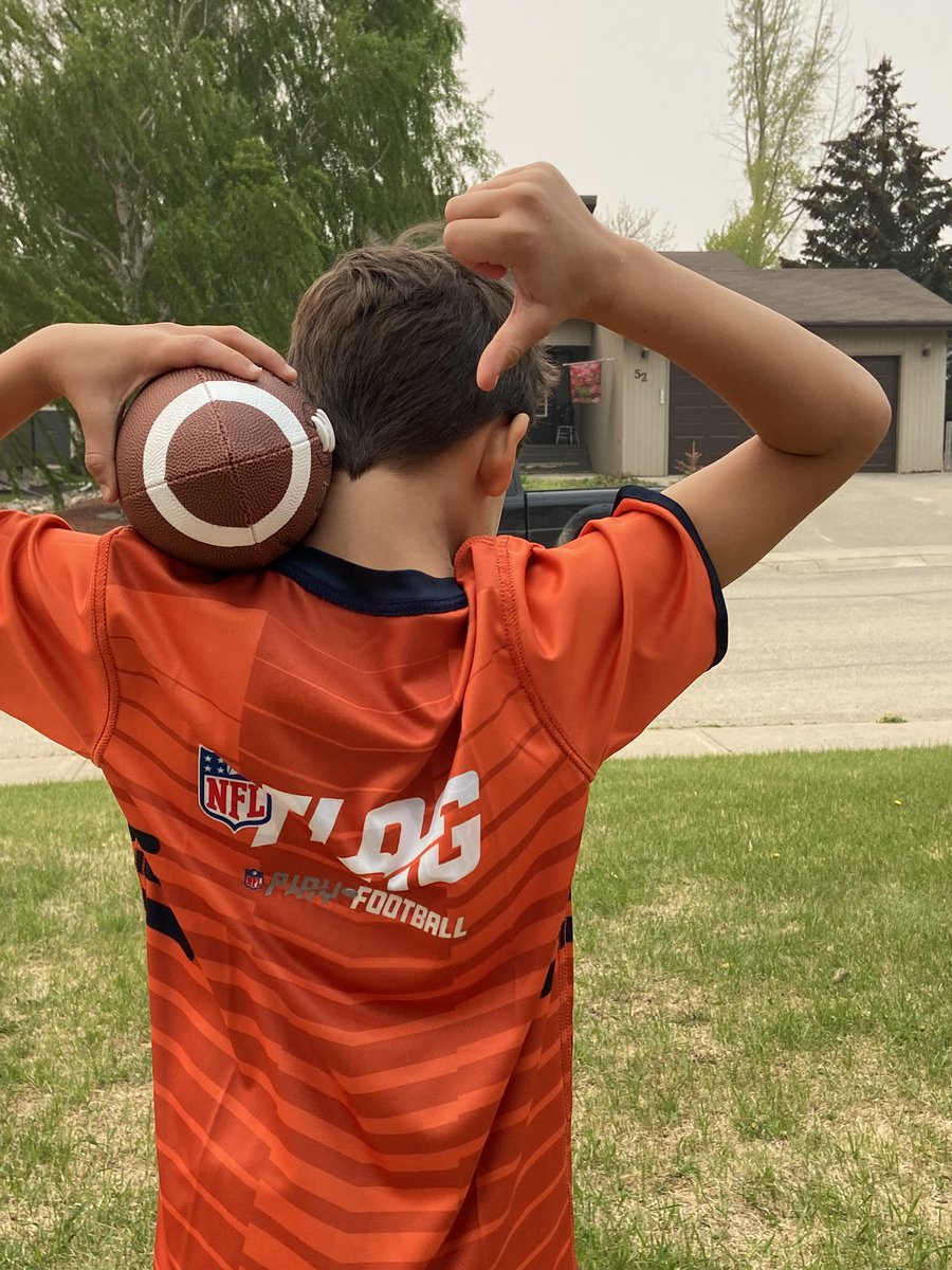 KinsmenMMF's tweet photo. The jersey fairy was here! Jerseys handed out next practice. Special thanks to Allison Rogers for all the sorting! #FlagFootball #melfort #football https://t.co/s7m9ppi7fI