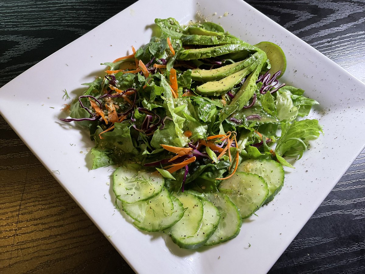 RT @schmoozequeen: Salad Greens & Lemon Garlic Dressing Drizzle 💚🥗🥑🥒🥕
#Kale #Romaine #LeafLettuce #Spinach #Arugula #RedCabbage #Carrots #Cucumber #Avocado #HempHearts 
#SaladDaySaturday #VeganSalad #HealthyEats