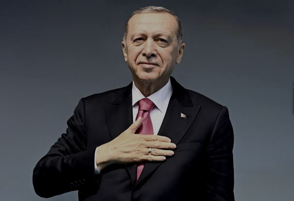 Bir hafta sonra yeniden bu sefer son kez başkan seçilecek. Çok güzel kazanacak. 

Türkiye’yi mağlup edildiği yerden ayağa kaldıran lider olarak yazıldığı Büyük Türkiye tarihinde halk kahramanı başkomutan olarak anılacak.

-Nesillere ilham olacak.

-Ortaya koyduğu değerler her gün