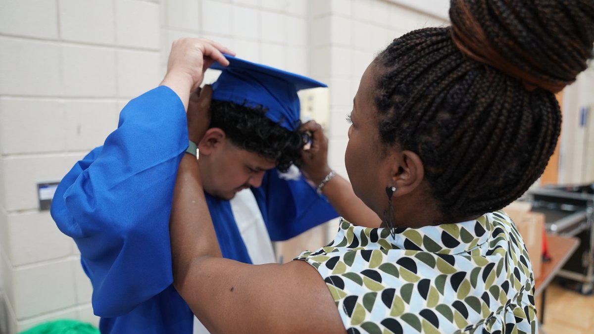 MSCSK12's tweet photo. Turning dreams into reality! MSCS families are celebrating their seniors today! 🎓🎉Take a look at the highlights from today’s graduation ceremonies! Congratulations! #WeStandOut
🔹 Craigmont HS
🔹 Bolton HS
🔹 Ridgeway HS
🔹 Middle College HS
(2/2) https://t.co/uO3jNqcsRR
