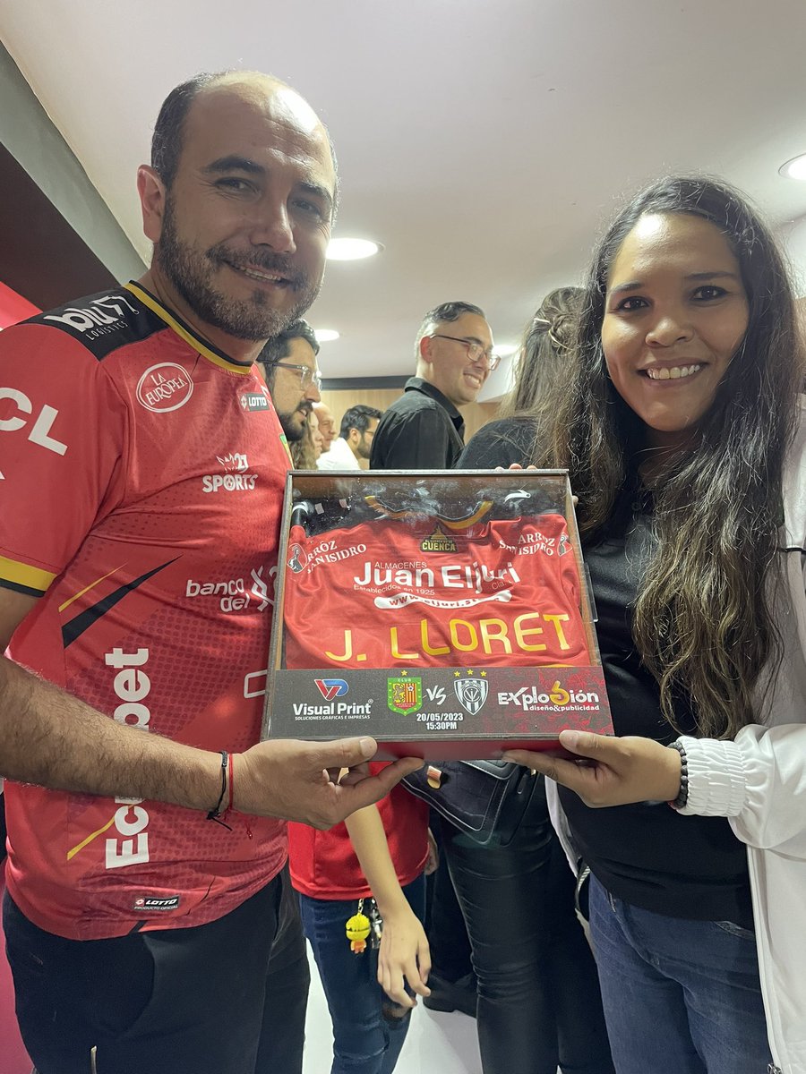 DCuencaOficial's tweet photo. Entregamos un presente al prefecto del Azuay, Juan Cristobal Lloret.
Gracias a:
#VisualPrint
#ExplosionDiseñoYPublicidad
#VamosCuenca ♥️🖤 https://t.co/yWiUqrFWap
