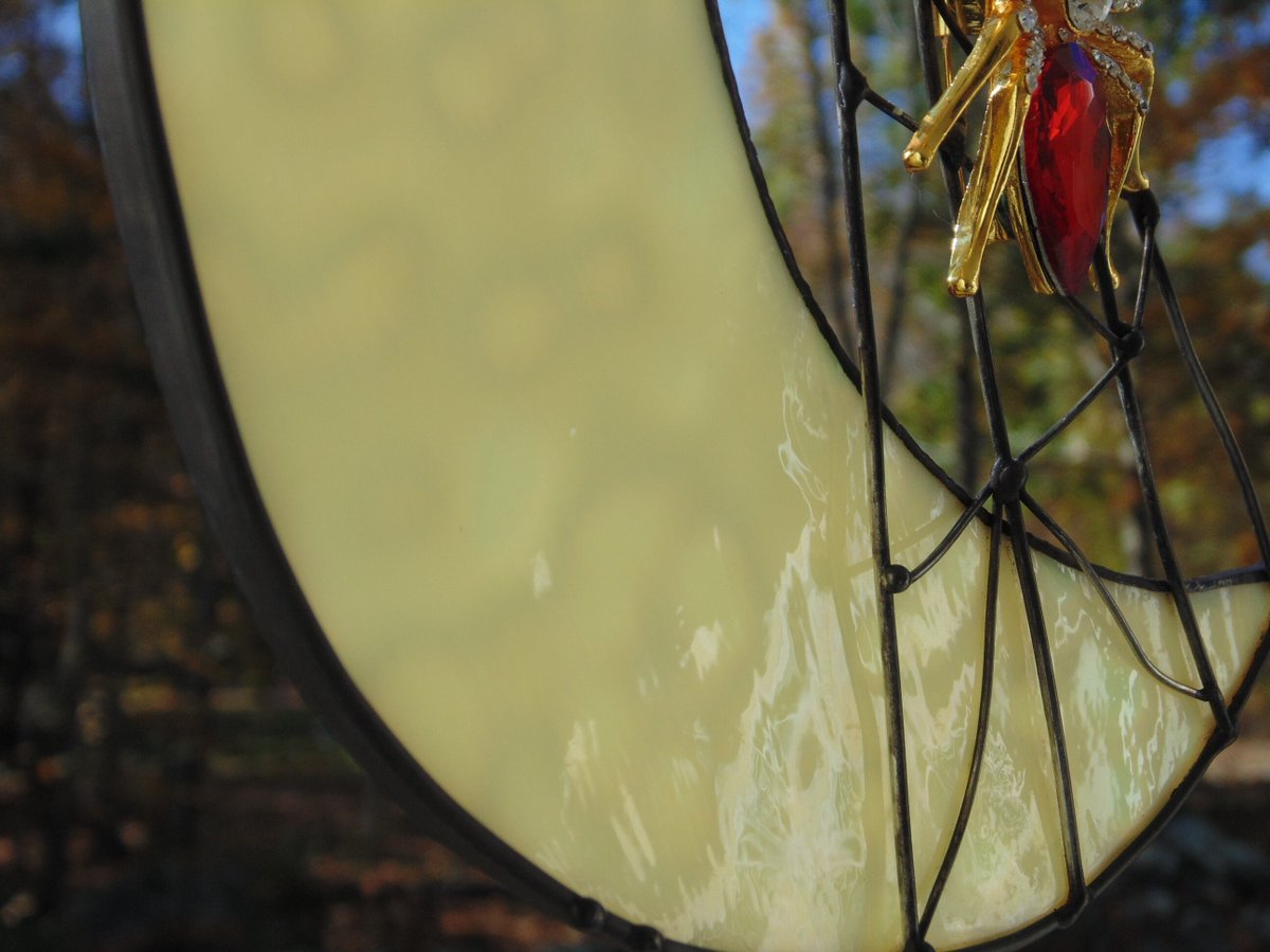 stndglass's tweet image. Crescent moon and red spider, stained glass suncatcher, spooky scary art deco Halloween tuppu.net/97c89ac #DesignsStainedGlass #suncatcher #Etsy #SpiderLoverGift