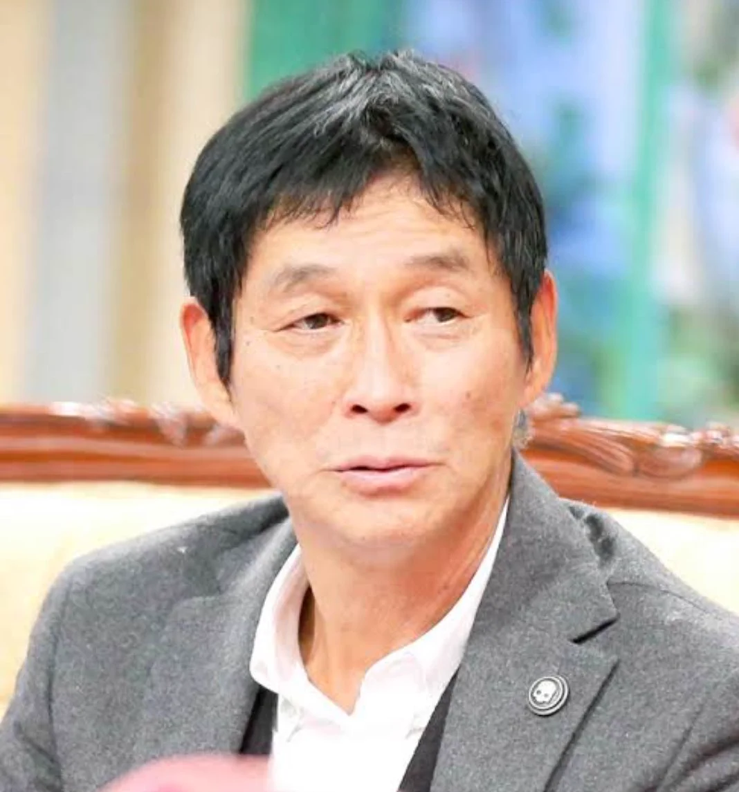 コロッケさんはセロハンテープ貼って顔の皮膚伸ばしまくった芸してるから顔が弛むのは当たり前かと
ほうれい線は表情筋と言いますが
ここで普段から
笑いまくってる人と←
左の方に比べ笑ってない人の→
ほうれい線→
一応差が出るのではと思ってる。  