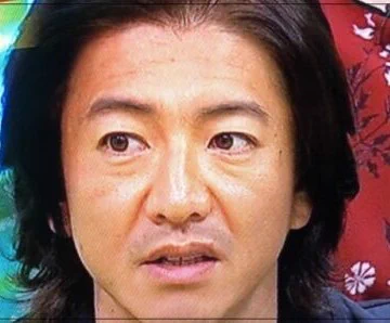 コロッケさんはセロハンテープ貼って顔の皮膚伸ばしまくった芸してるから顔が弛むのは当たり前かと
ほうれい線は表情筋と言いますが
ここで普段から
笑いまくってる人と←
左の方に比べ笑ってない人の→
ほうれい線→
一応差が出るのではと思ってる。  