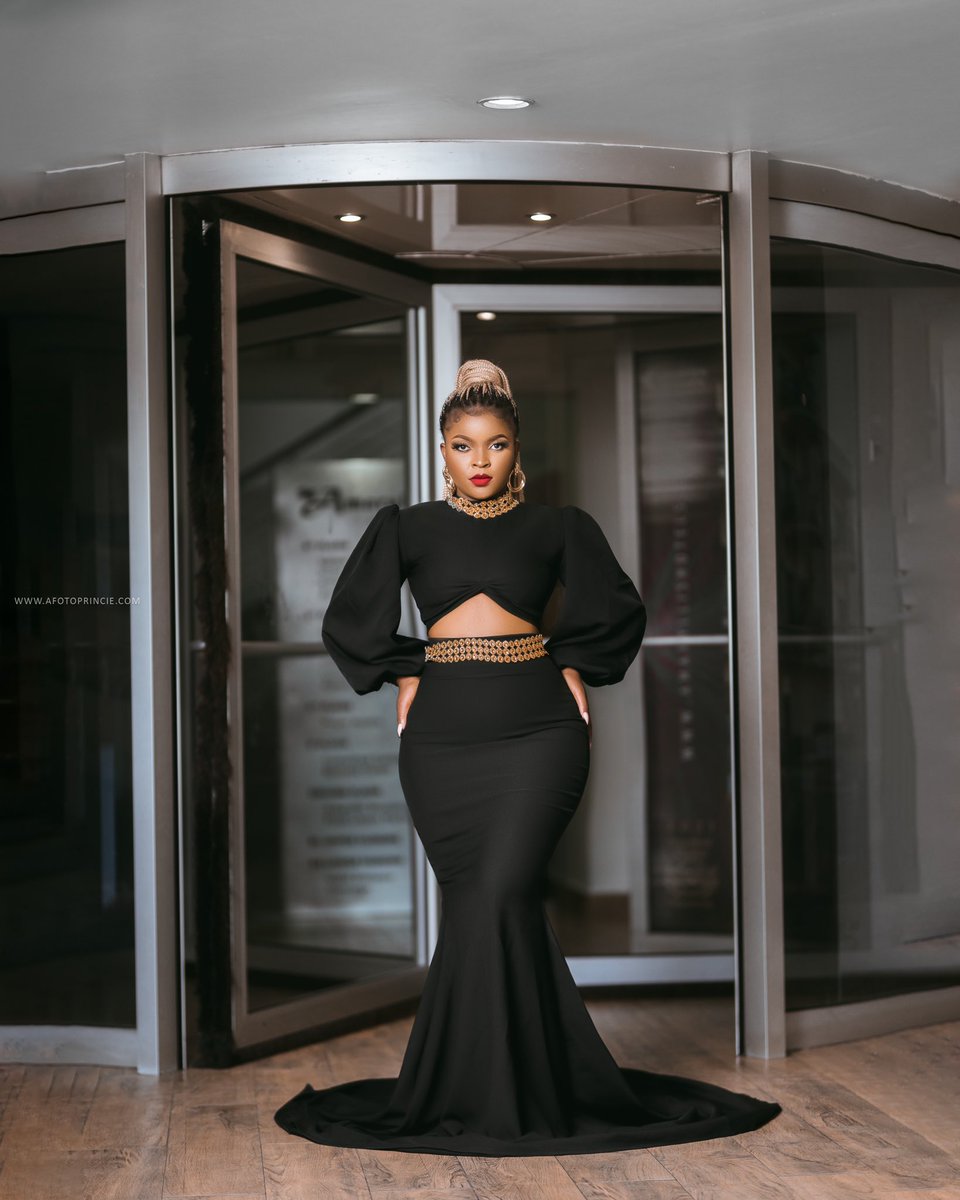 Cecilia_Bamusii's tweet photo. This is to 25 🥂
To more life 🥂
🖤🖤🖤🖤
#blackonblack https://t.co/GbeWrD77ES