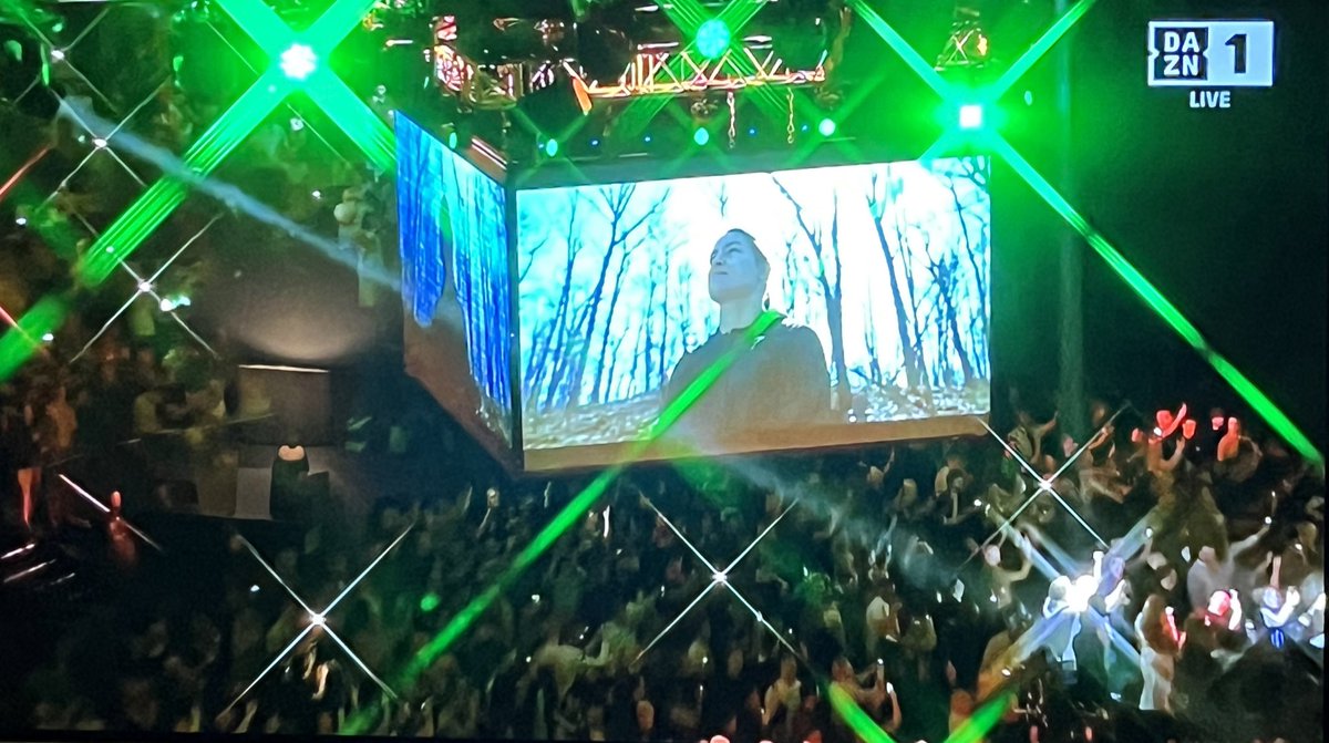 DarrylSparey's tweet photo. I can’t imagine how hyped this crowd must be, and what this atmosphere must be like. Go on @KatieTaylor! 🥊 #TaylorCameron #TaylorVCameron https://t.co/naKuTjKDbQ