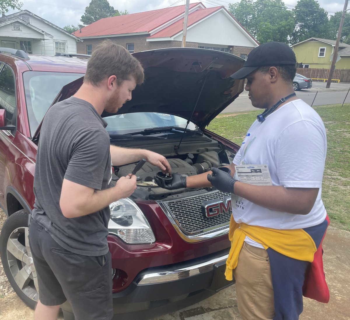 BhamDSA's tweet image. BRAKING: 7 cars came onto our lot at today's Brake Light &amp;amp; Fuse Replacement Clinic, and we were able to repair the lights on 5 of them! 

That's at least 5 more working-class Birminghamians who are safer from police violence heading into the holiday weekend.