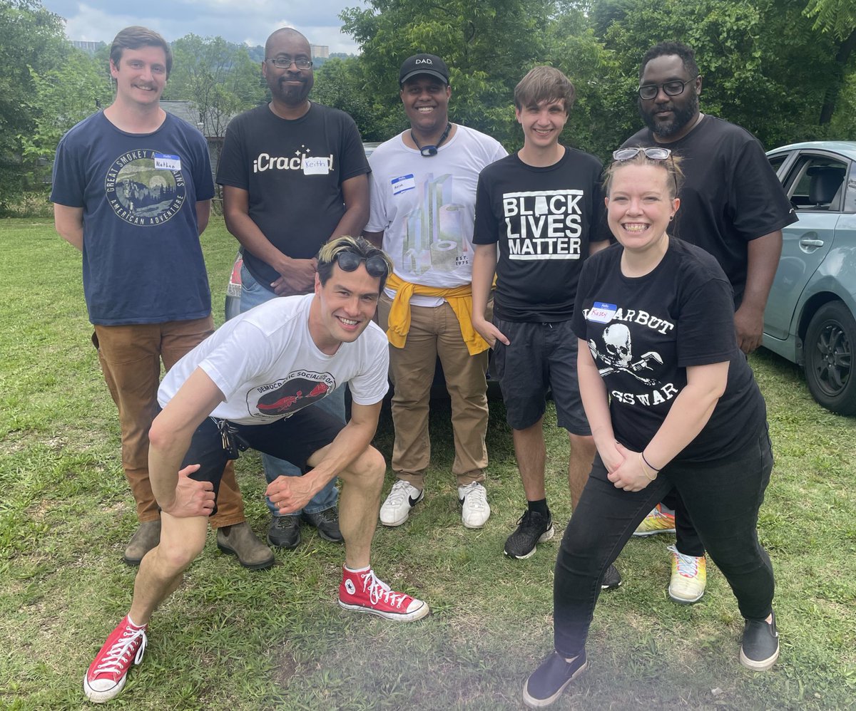 BhamDSA's tweet image. BRAKING: 7 cars came onto our lot at today's Brake Light &amp;amp; Fuse Replacement Clinic, and we were able to repair the lights on 5 of them! 

That's at least 5 more working-class Birminghamians who are safer from police violence heading into the holiday weekend.