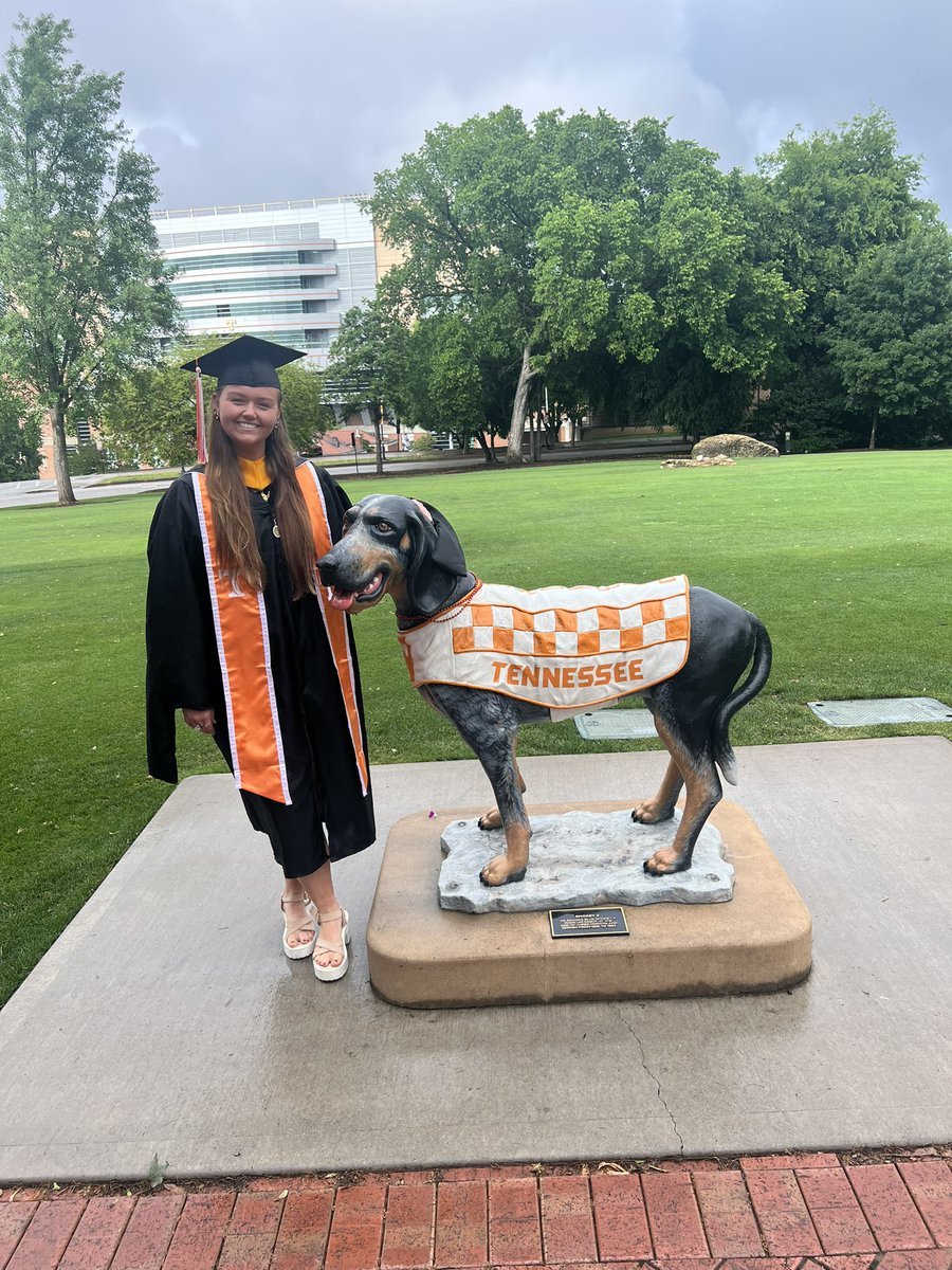 hhcraigg's tweet photo. Congrats Juji!!!!! We love you 🧡🧡 #UTGrad2023 https://t.co/SgWTU6UAft