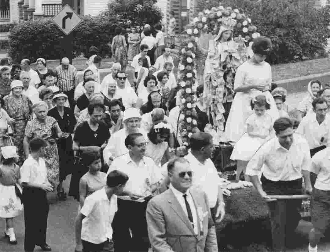 Step back in time to 1962 with the #OurLadyOfMtCarmel Street Procession. Italian immigrants in #Cleveland brought their rich religious traditions, creating a new #ItalianAmerican tradition. Processions celebrated patron saints and preserved Italian heritage.  #ItalianCulture