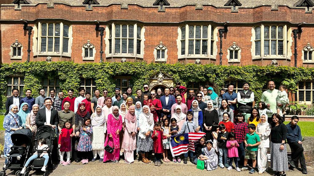 AshaariShah's tweet photo. End of Syawal gathering, Westminster College, Kg Jambatan Kam 🇬🇧.Always good to spend time with fellow Malaysians. So much talent and ability 😁💪🏽🇲🇾 https://t.co/vgvDKFXgeC