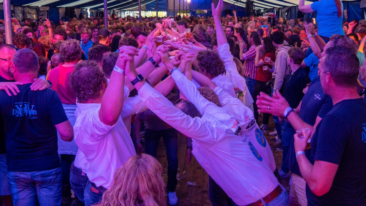 LennardGeerts's tweet photo. Al met al een gezellig feest in de tent op de haven van West-Terschelling!
#OmropFryslân #OmroepZilt #HTRace https://t.co/3HkHp9fE1C
