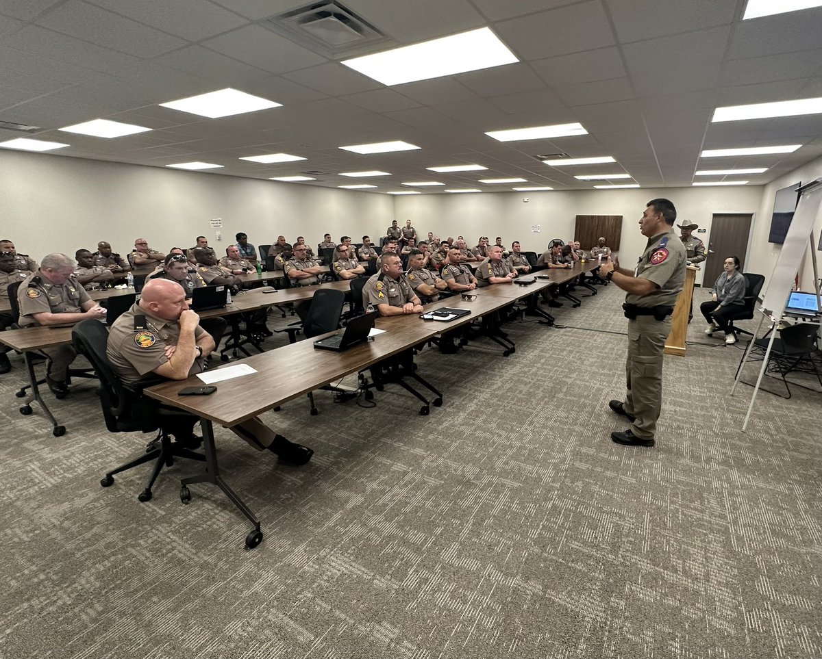 LtChrisOlivarez's tweet photo. .@TxDPS Del Rio leadership welcomed #Florida State Troopers to #Texas who will assist DPS in providing law enforcement resources to help secure the Texas-Mexico border. Welcome to the great state of Texas! #OperationLoneStar https://t.co/ym4fUMJ0xG